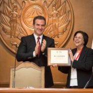 Monterrey entrega el Premio Mujer Que Inspira 2016 a la directora de CADHAC