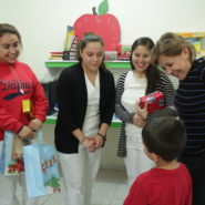 Estudiantes de Odontología donan juguetes para niñas y niños de Amores